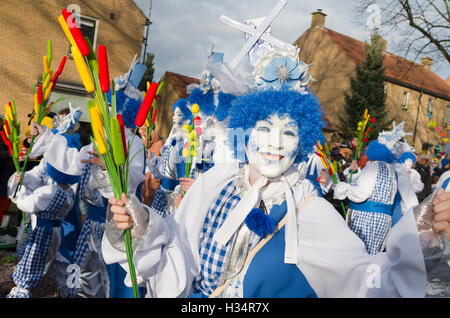 OLDENZAAL, Niederlande - 7. Februar 2016: Unbekannte Person in lustigen Karneval Outfit während der jährliche Karnevalsumzug Stockfoto