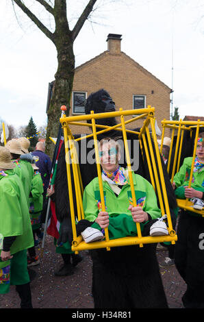 OLDENZAAL, Niederlande - 7. Februar 2016: Unbekannte Person in lustigen Karneval Outfit während der jährliche Karnevalsumzug Stockfoto