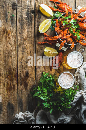 Weißbier und gekochte Krebse über alte hölzerne rustikalen Hintergrund Stockfoto