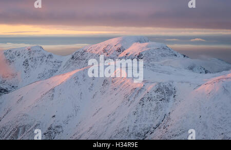 Alpenglühen auf Kirk fiel und Pfeiler, Berge im Winter im englischen Lake District National Park, UK Stockfoto