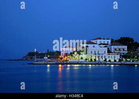 Schöne Häuser in Spetses Stadt (AgiosMamas Nachbarschaft), Insel Spetses, Attika, Griechenland. Stockfoto