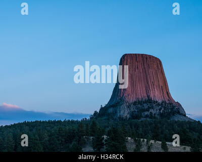 Sonnenuntergang am Devils Tower von Joyner Höhenweg, Devils Tower National Monument, Wyoming. Stockfoto