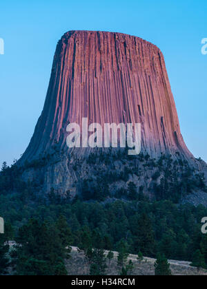 Sonnenuntergang am Devils Tower von Joyner Höhenweg, Devils Tower National Monument, Wyoming. Stockfoto