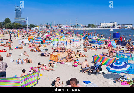 GDYNIA, Polen - 2. August 2015: Überfüllten städtischen Strand in Gdynia Stadt, Ostsee, Polen Stockfoto