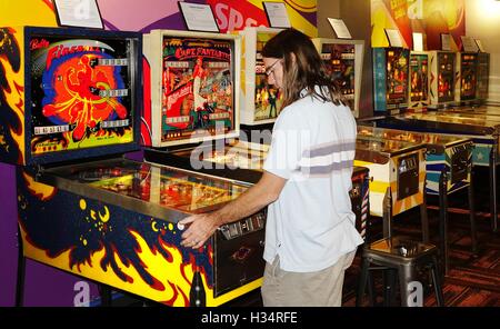 Junger Mann genießen ein Spiel Pinball Museum Center auf dem Platz, Roanoke, Virginia Stockfoto