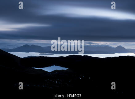 Blick von der Bealach Na Ba auf die Isle Of Skye nach Einbruch der Dunkelheit, Applecross Halbinsel, Schottisches Hochland Stockfoto