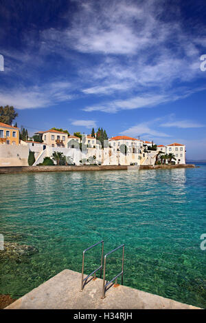 Schöne Häuser in Spetses Stadt (Agios Nikolaos Nachbarschaft), Insel Spetses, Attika, Griechenland. Stockfoto