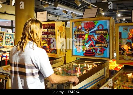 Junger Mann genießen ein Spiel Pinball Museum Center auf dem Platz, Roanoke, Virginia Stockfoto