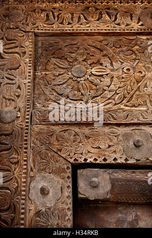 "Detail" aus eine schöne alte Holztür in Agia Marina, Insel Spetses, Attika, Griechenland. Stockfoto