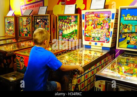 Junger Mann genießen ein Spiel Pinball Museum Center auf dem Platz, Roanoke, Virginia Stockfoto