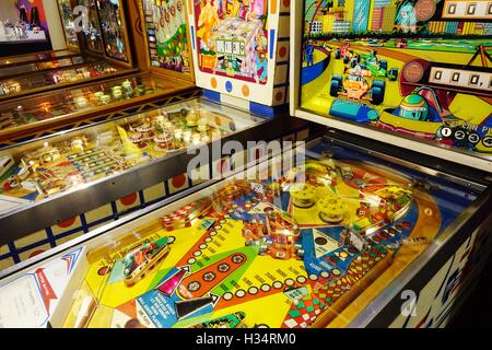 Array von Vintage Flipper Pinball Museum Center auf dem Platz, Roanoke, Virginia Stockfoto