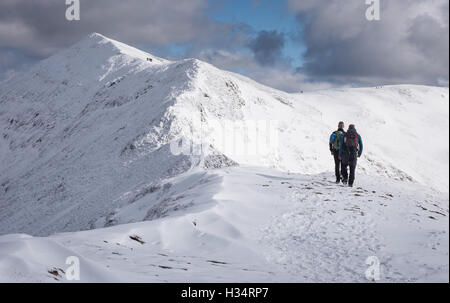 Wanderer auf dem Grat des Whiteside in Richtung Hopegill Head, Winter im englischen Lake District National Park, England, UK Stockfoto