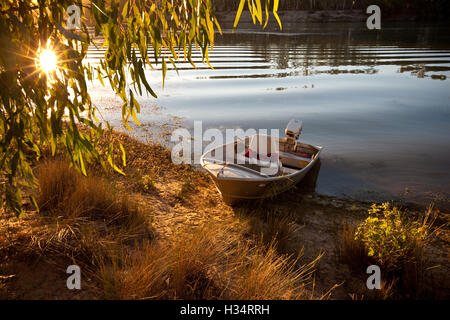 Spät abends Licht auf kleinen Fischerboot hochgezogen auf Sandbank.  Murray River in der Nähe von Wentworth, New South Wales, Australien Stockfoto