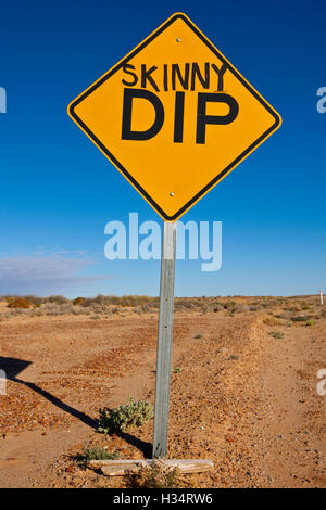 Oodnadatta Track. Australischen Humor "DIP" Verkehrszeichen auf Weg hinzugefügt. Stockfoto