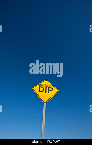 Oodnadatta Track. Australischen Humor "DIP" Verkehrszeichen auf Weg hinzugefügt. Stockfoto