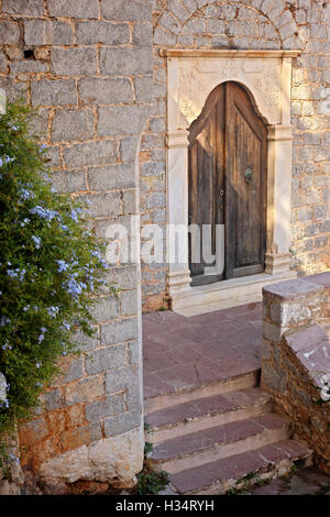 Alte Holztür ein Herrenhaus, Hydra-Stadt, Insel Hydra, Attika, Griechenland. Stockfoto