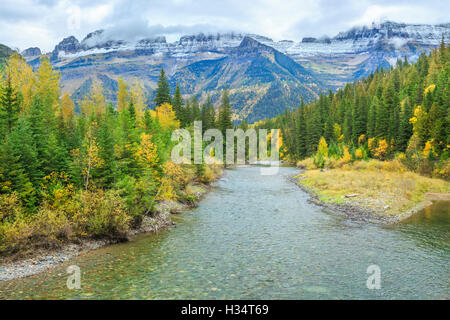 McDonald Creek im Herbst unter die Gartenmauer im Glacier National Park, montana Stockfoto