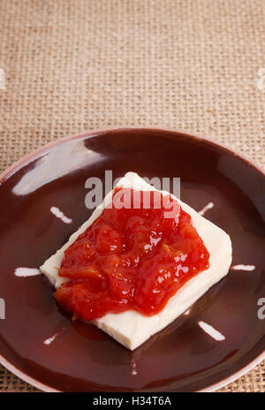 Brasilianischen Dessert Romeo und Julia, Goiabada Marmelade der Guave und Käse Minas auf Sackleinen. Selektiven Fokus Stockfoto