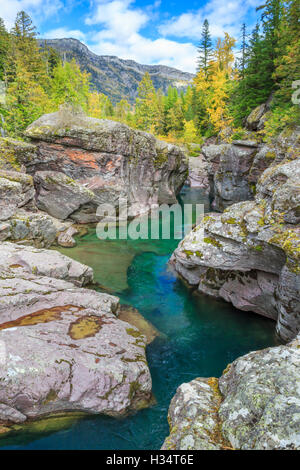 McDonald Creek im Herbst fließt durch eine schmale Schlucht im Glacier National Park, montana Stockfoto