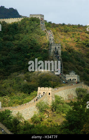 Die Great Wall Of China schützt das Land durch Schatten und Sonnenlicht als touristischen Spaziergang eines der sieben Weltwunder Stockfoto
