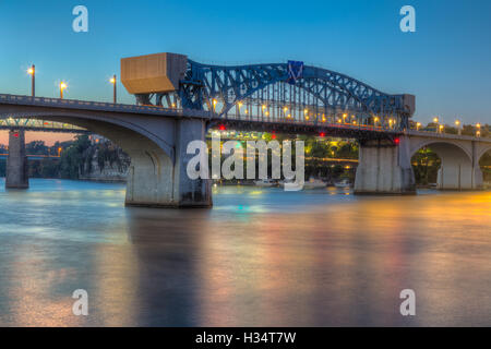 Der Chief John Ross (Market Street)-Brücke auf dem Tennessee River im Morgengrauen in Chattanooga, Tennessee. Stockfoto