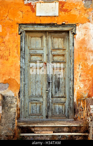 Tür der verlassenen Manikis Villa am Kaminia (oder "Kamini") Dorf, Hydra-Insel, Attika, Griechenland Stockfoto