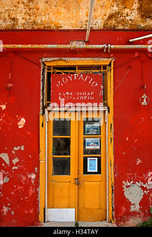 Tür der verlassenen Manikis Villa (später "Mouragio" Taverne) Kaminia (oder "Kamini") Village, Hydra-Insel, Attika, Griechenland Stockfoto