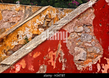 Treppen von der verlassenen Manikis Villa am Kaminia (oder "Kamini") Dorf, Hydra-Insel, Attika, Griechenland Stockfoto