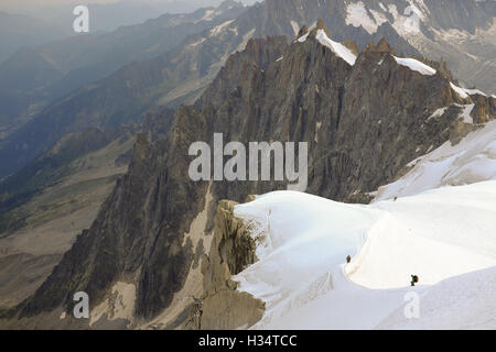 Bergsteiger steigen von der Aiguille du Midi in der Nähe von Chamonix, Frankreich. Stockfoto