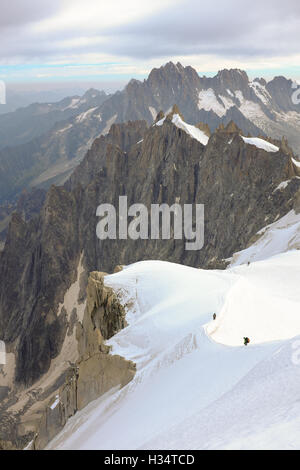 Bergsteiger steigen von der Aiguille du Midi in der Nähe von Chamonix, Frankreich. Stockfoto