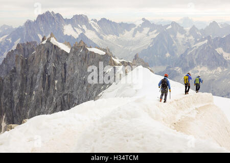 Eine Gruppe von Bergsteigern Abstieg vom Aiguille du Midi in der Nähe von Chamonix, Frankreich. Stockfoto