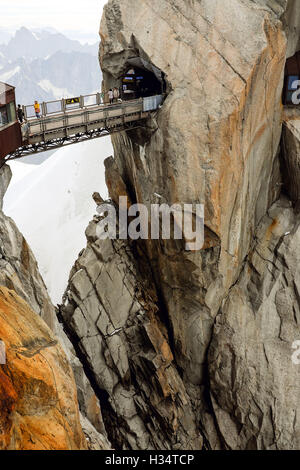 Touristen Fuß entlang der Brücke verbindet die Gipfel der Aiguille du Midi in der Nähe von Chamonix, Frankreich. Stockfoto