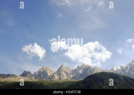 Ein Gleitschirm macht seinen Weg über den Mont Blanc-Massivs in der Nähe von Chamonix, Frankreich. Stockfoto