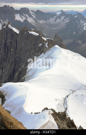Eine Gruppe von Bergsteigern Abstieg vom Aiguille du Midi in der Nähe von Chamonix, Frankreich. Stockfoto