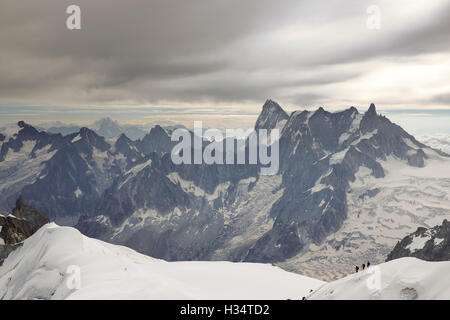 Eine Gruppe von Alpinisten steigen von der Aiguille du Midi in der Nähe von Chamonix, Frankreich. Stockfoto