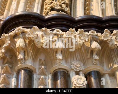 Detail der Steinbildhauen rund um die Tür, südlichen Querschiff, Kathedrale von Lincoln, Lincolnshire, England Stockfoto