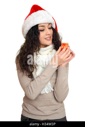 Mädchen-Porträt mit kleinen Geschenkbox in Nikolausmütze, posiert auf weißem Hintergrund Weihnachten Ferienkonzept, glücklich und Emotionen Stockfoto