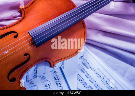 Alte Geige liegen auf dem Notenblatt, Musikkonzept Stockfoto