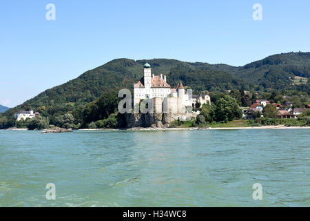 Ansicht der mittelalterlichen Burg von Schonbuhel stehen am Rande einer hohen Klippe in der Danube Tal Wachau in der Nähe von Melk, Österreich. Stockfoto