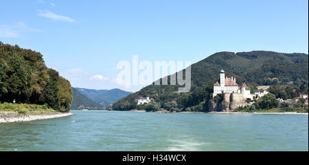 Ansicht der mittelalterlichen Burg von Schonbuhel stehen am Rande einer hohen Klippe in der Danube Tal Wachau in der Nähe von Melk, Österreich. Stockfoto