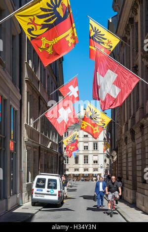 Flaggen der Schweiz und des Kantons Genf, Rue de l'Hôtel de Ville, Genf, Schweiz Stockfoto