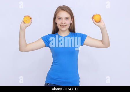 Freudige Teen Mädchen mit orange Stockfoto