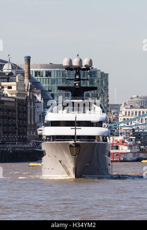 London, UK. 3. Oktober 2016. Superyacht, Kismet verlässt London an der Themse vorbei an Tower Bridge bei blauem Himmel und sonniges Herbstwetter nach festmachen an Butlers Wharf letzte Woche. Kismet ist 308 Fuß lang und ist angeblich im Besitz von pakistanisch-amerikanischen Milliardär Shahid Khan, der National Football League (NFL) Team, die Jacksonville Jaguars besitzt, der die Colts in einem International Series-Spiel im Wembley-Stadion am 2. Oktober 2016 gespielt. Bildnachweis: Vickie Flores/Alamy Live-Nachrichten Stockfoto