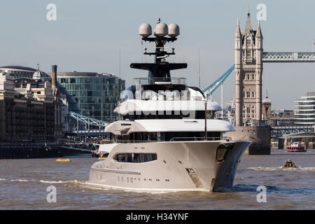 London, UK. 3. Oktober 2016. Superyacht, Kismet verlässt London an der Themse vorbei an Tower Bridge bei blauem Himmel und sonniges Herbstwetter nach festmachen an Butlers Wharf letzte Woche. Kismet ist 308 Fuß lang und ist angeblich im Besitz von pakistanisch-amerikanischen Milliardär Shahid Khan, der National Football League (NFL) Team, die Jacksonville Jaguars besitzt, der die Colts in einem International Series-Spiel im Wembley-Stadion am 2. Oktober 2016 gespielt. Bildnachweis: Vickie Flores/Alamy Live-Nachrichten Stockfoto