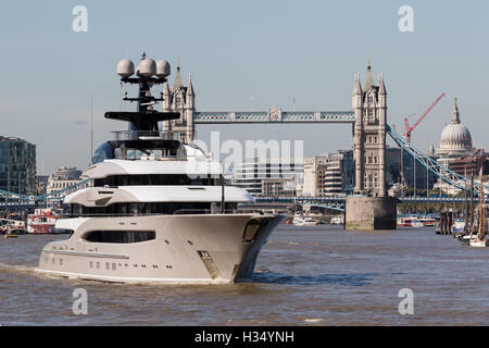 London, UK. 3. Oktober 2016. Superyacht, Kismet verlässt London an der Themse vorbei an Tower Bridge bei blauem Himmel und sonniges Herbstwetter nach festmachen an Butlers Wharf letzte Woche. Kismet ist 308 Fuß lang und ist angeblich im Besitz von pakistanisch-amerikanischen Milliardär Shahid Khan, der National Football League (NFL) Team, die Jacksonville Jaguars besitzt, der die Colts in einem International Series-Spiel im Wembley-Stadion am 2. Oktober 2016 gespielt. Bildnachweis: Vickie Flores/Alamy Live-Nachrichten Stockfoto