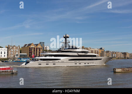 London, UK. 3. Oktober 2016. Superyacht, Kismet verlässt London an der Themse vorbei an Tower Bridge bei blauem Himmel und sonniges Herbstwetter nach festmachen an Butlers Wharf letzte Woche. Kismet ist 308 Fuß lang und ist angeblich im Besitz von pakistanisch-amerikanischen Milliardär Shahid Khan, der National Football League (NFL) Team, die Jacksonville Jaguars besitzt, der die Colts in einem International Series-Spiel im Wembley-Stadion am 2. Oktober 2016 gespielt. Bildnachweis: Vickie Flores/Alamy Live-Nachrichten Stockfoto