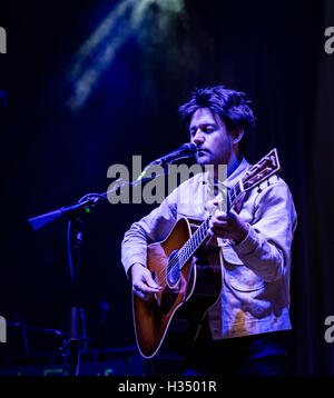 Las Vegas, NV, USA. 3. Oktober 2016. Haus Abdeckung *** Conor Oberst in Brooklyn Bowl in Las Vegas, NV am 3. Oktober 2016. Bildnachweis: Erik Kabik Fotografie/Medien Punch/Alamy Live-Nachrichten Stockfoto