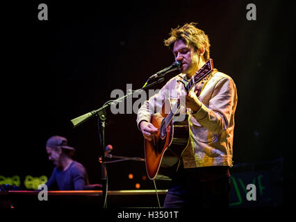 Las Vegas, NV, USA. 3. Oktober 2016. Haus Abdeckung *** Conor Oberst in Brooklyn Bowl in Las Vegas, NV am 3. Oktober 2016. Bildnachweis: Erik Kabik Fotografie/Medien Punch/Alamy Live-Nachrichten Stockfoto