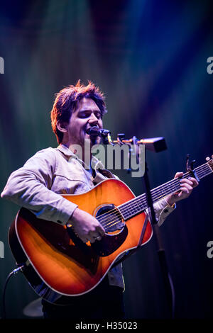 Las Vegas, NV, USA. 3. Oktober 2016. Haus Abdeckung *** Conor Oberst in Brooklyn Bowl in Las Vegas, NV am 3. Oktober 2016. Bildnachweis: Erik Kabik Fotografie/Medien Punch/Alamy Live-Nachrichten Stockfoto