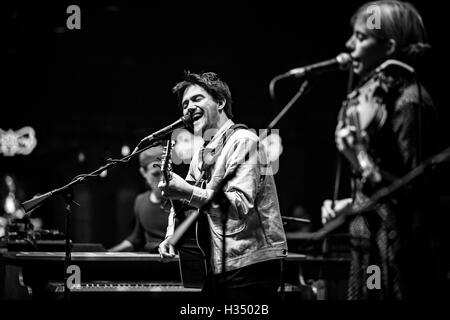 Las Vegas, NV, USA. 3. Oktober 2016. Haus Abdeckung *** Conor Oberst in Brooklyn Bowl in Las Vegas, NV am 3. Oktober 2016. Bildnachweis: Erik Kabik Fotografie/Medien Punch/Alamy Live-Nachrichten Stockfoto